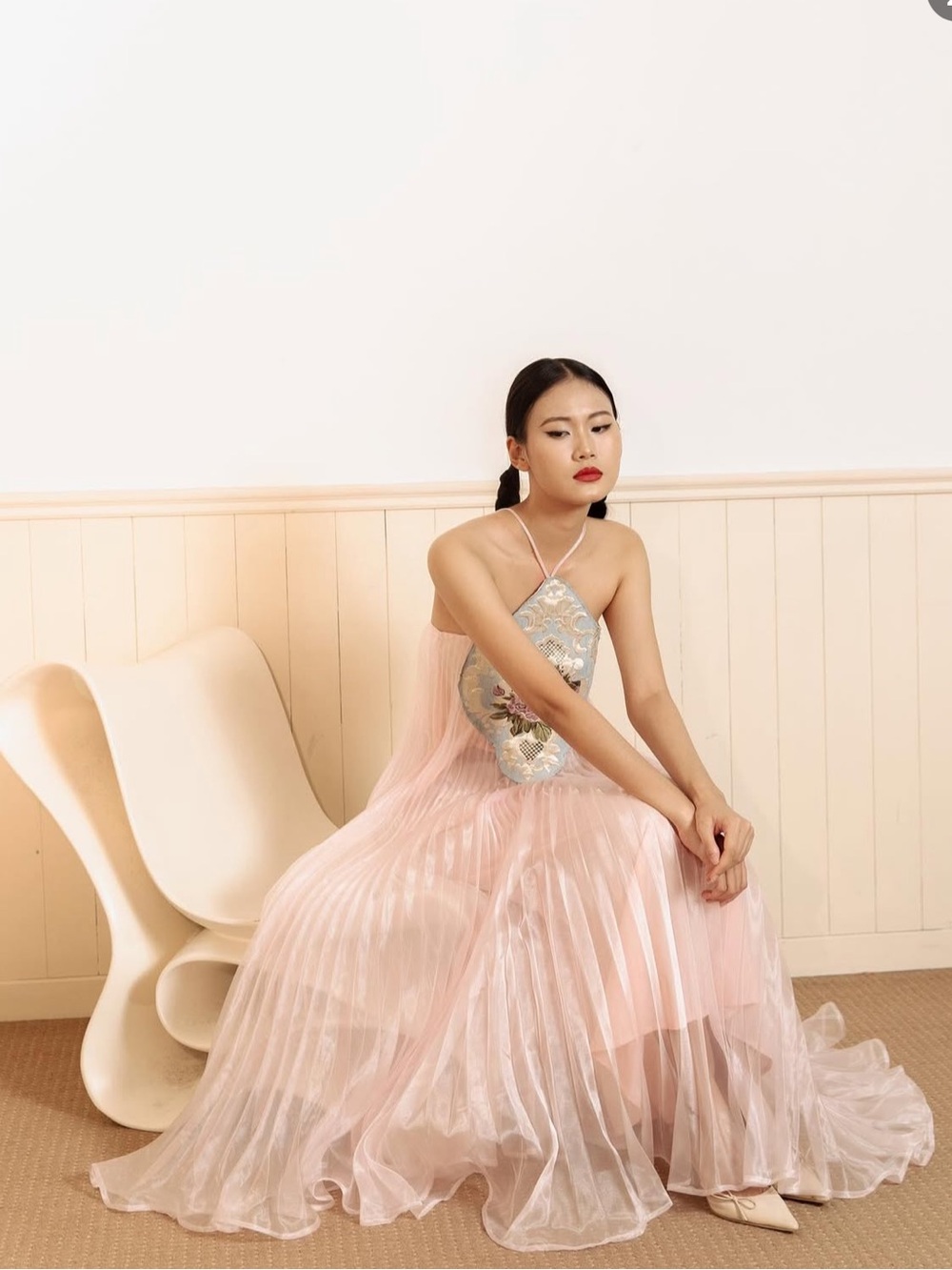 Elegant Pink Halter-Top Pleated Evening Dress